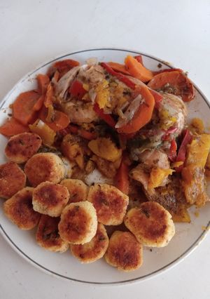 Una foto de Pata y muslo de pollo con verduras y papas Noisette✨