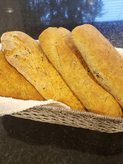 Una foto de Pan integral de hongos y ajo 🍄🥖