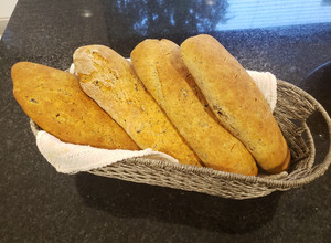 Una foto de Pan integral de hongos y ajo 🍄🥖
