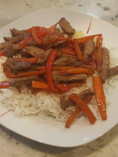 Una foto de Ternera en salsa teriyaki con arroz basmati