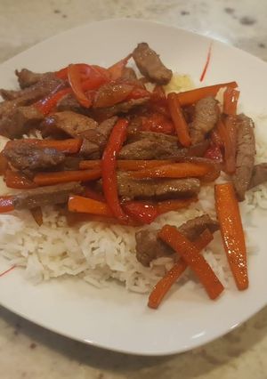 Una foto de Ternera en salsa teriyaki con arroz basmati
