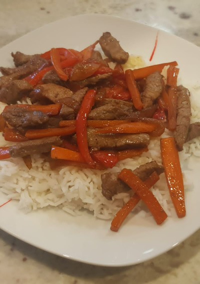 Una foto de Ternera en salsa teriyaki con arroz basmati