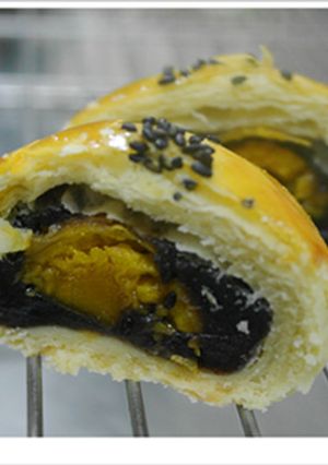 手作的幸福~烘培班-蛋黃酥 的食譜成品照片