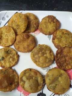 मेथीच्या पुऱ्या (methi puri recipe in marathi) रेसिपी चे मुख्य फोटो