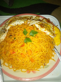 Jollof spaghetti and fried egg ainihin hoton girkin