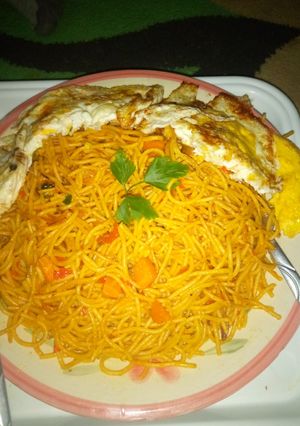 Jollof spaghetti and fried egg ainihin hoton girkin
