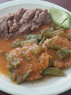 Una foto de Tortitas de chicharrón en salsa