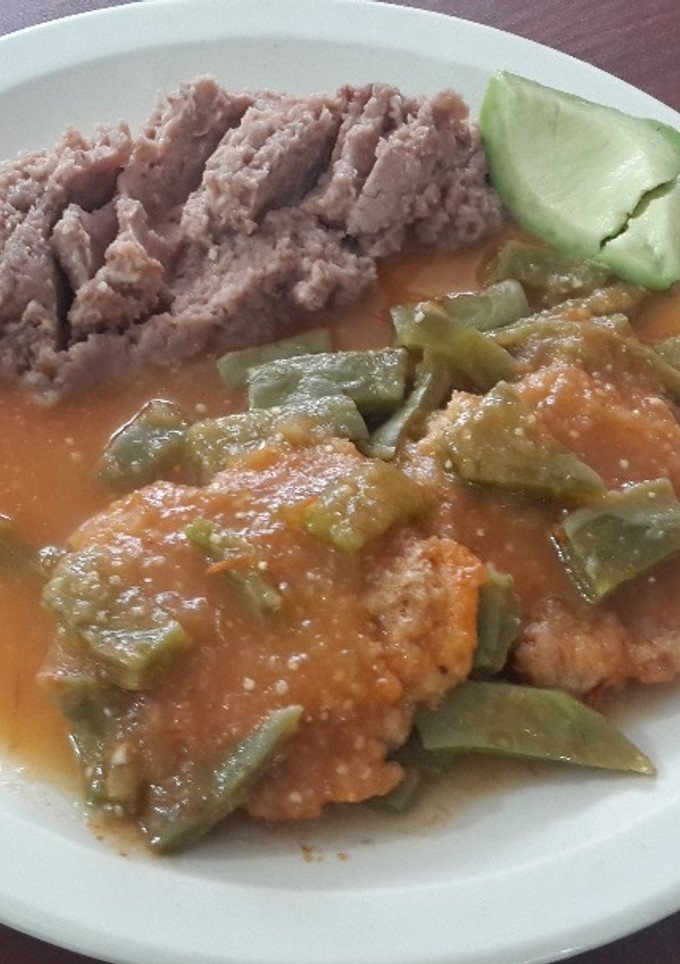 Una foto de Tortitas de chicharrón en salsa