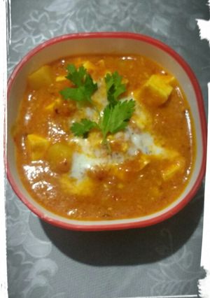 A picture of Cheese potato in gravy.