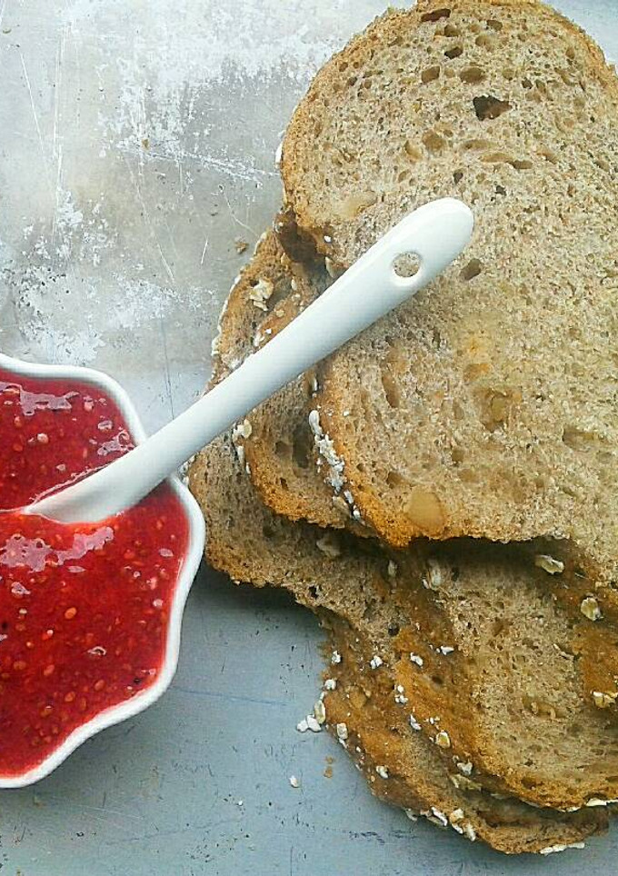 Una foto de Mermelada Cruda de Frutillas + Chía