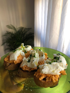 Una foto de Tostadas de salmón y mozzarella 🍞