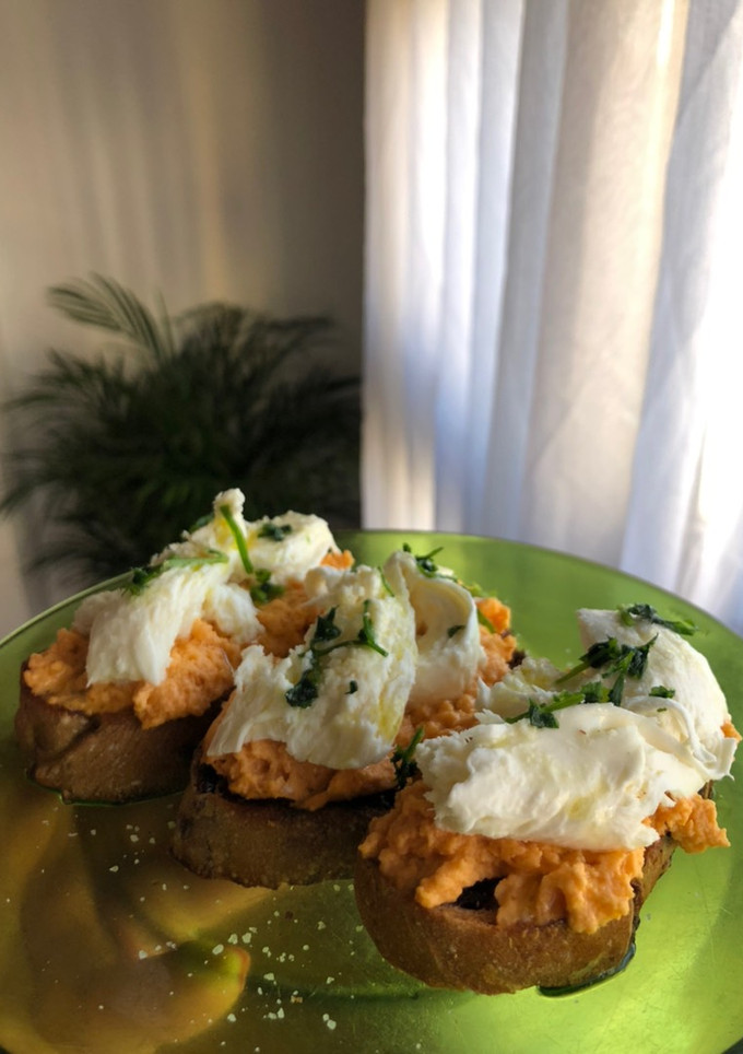 Una foto de Tostadas de salmón y mozzarella 🍞