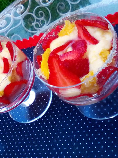 Una foto de Copas primavera con frutillas y crema de naranjas 🍓+🍊
