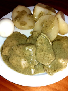 Una foto de Pechuga de pollo en salsa verde a mi estilo con patatas asadas