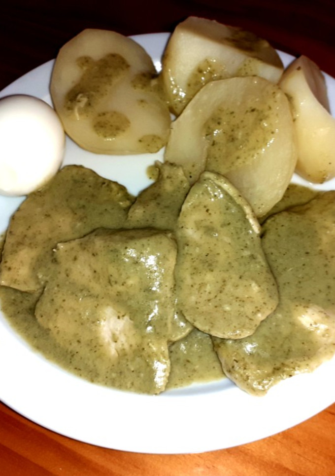 Una foto de Pechuga de pollo en salsa verde a mi estilo con patatas asadas