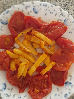 عکسی از دستور سیب زمینی و گوجه سرخ شده