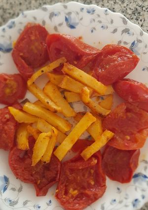 عکسی از دستور سیب زمینی و گوجه سرخ شده