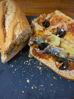 Una foto de Bocata de sardinillas y cebolla caramelizada
