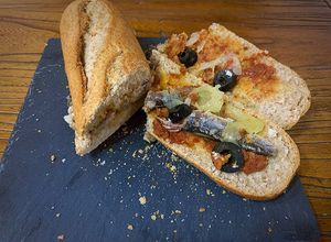 Foto principal de Bocata de sardinillas y cebolla caramelizada