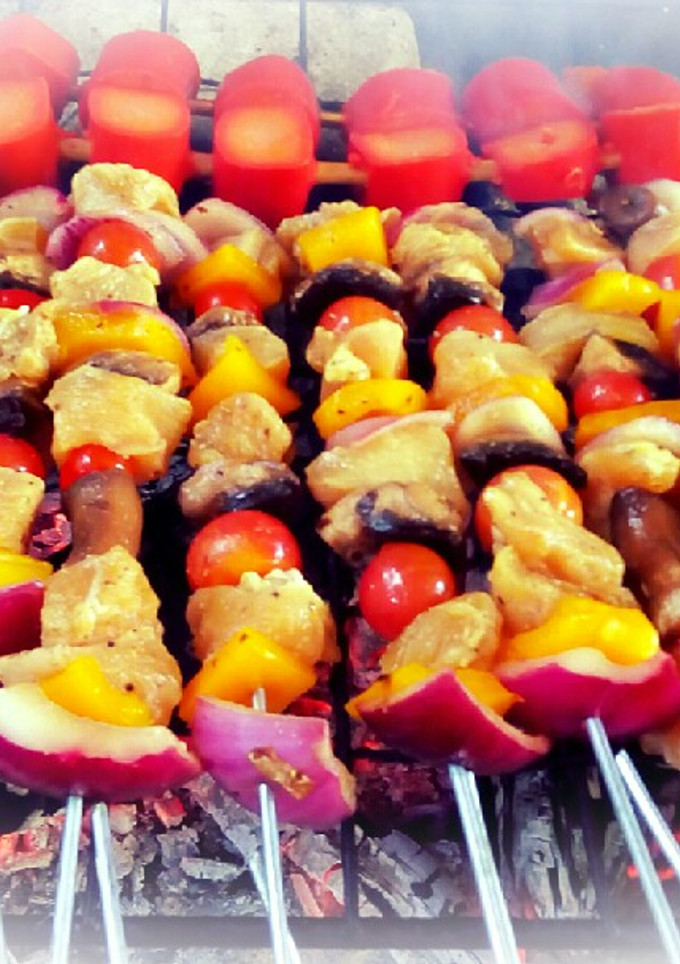Una foto de Brochetas de pollo al grill
