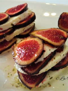 Una foto de Milhojas con mozzarella e higos