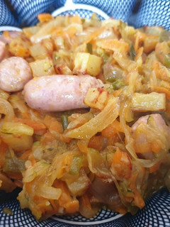 Una foto de Longaniza de pollo con patatas y vegetales