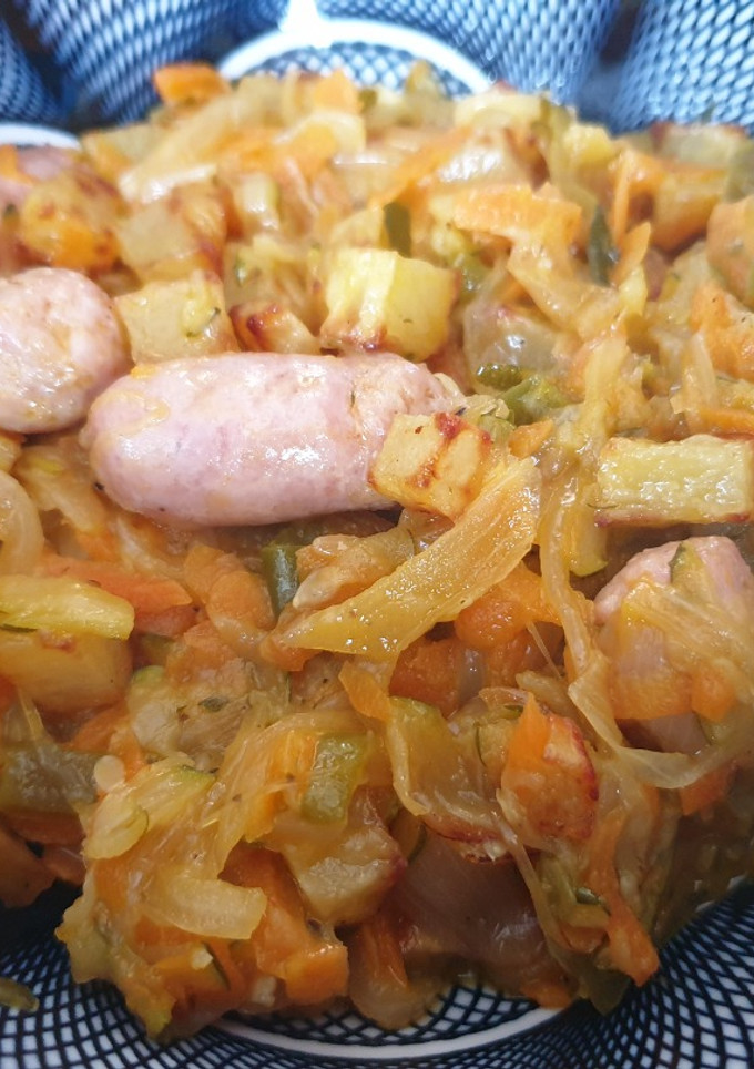 Una foto de Longaniza de pollo con patatas y vegetales
