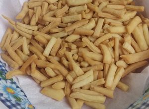 Una foto de Palitos chips caseros. Muy fácil. Sabor tipo polakitos 🤯💯