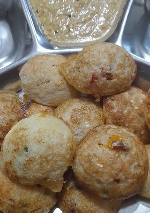 રવાના અપમ સાથે ટામેટાની અને લીલા નાળિયેરની ચટણી રેસીપી મુખ્ય ફોટો