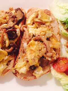 Una foto de Tostadas de setas al foie
