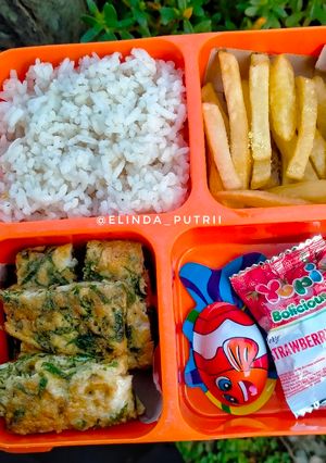 Foto resep Bekal Anak Sekolah (nasi+telur dadar+kentang goreng+snack)