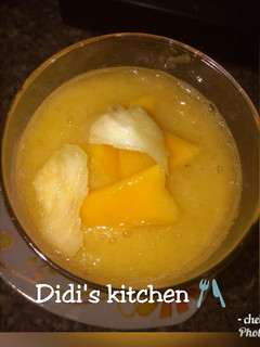 A picture of Mango and pineapple smoothie.