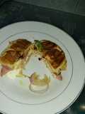 Sándwich con pollo asado, jamón, queso y huevos