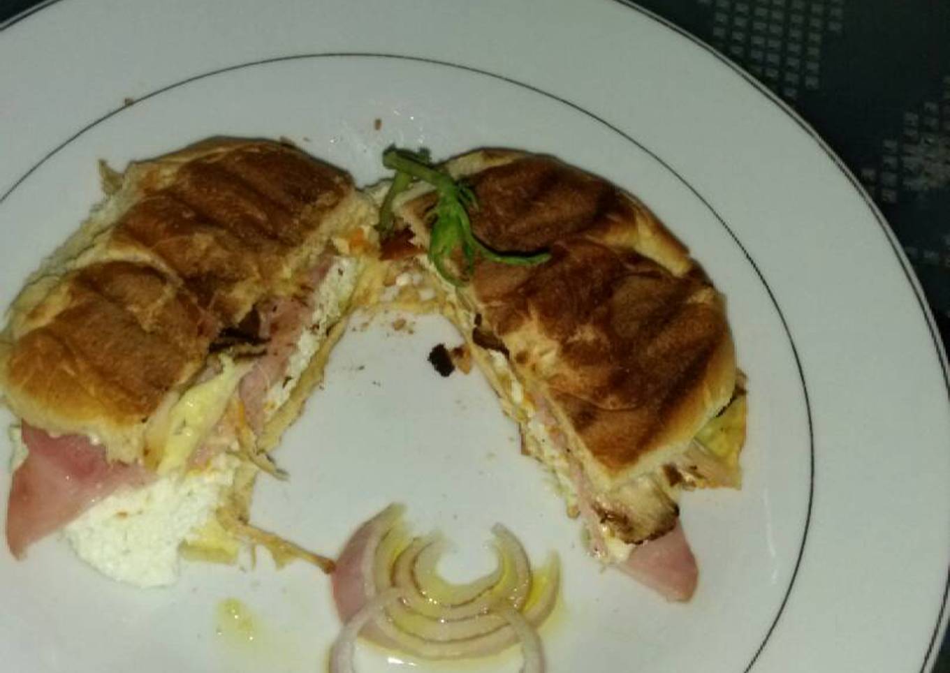 Sándwich con pollo asado, jamón, queso y huevos