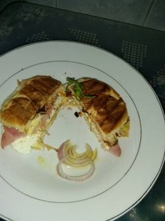 Una foto de Sándwich con pollo asado, jamón, queso y huevos