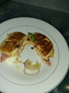 Una foto de Sándwich con pollo asado, jamón, queso y huevos