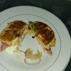 Sándwich con pollo asado, jamón, queso y huevos