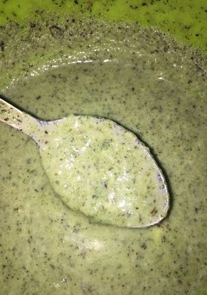 A picture of Green chutney.