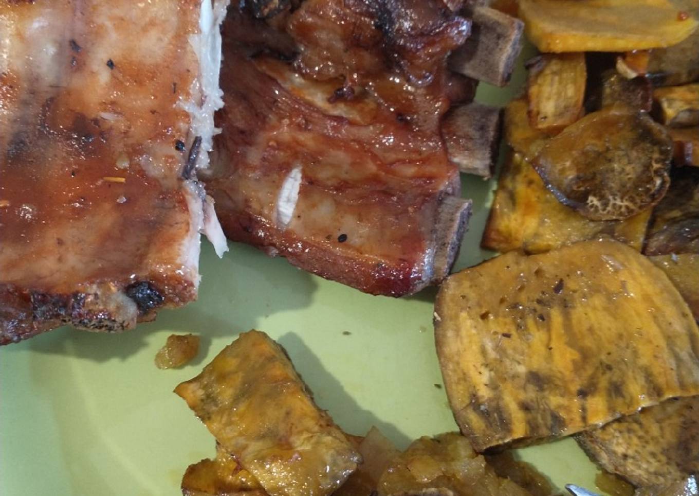 Costillas de cerdo a la BBQ con batatas crocantes a la miel 🍯