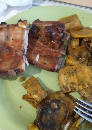 Una foto de Costillas de cerdo a la BBQ con batatas crocantes a la miel 🍯