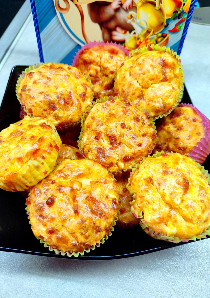 Фото Маффины с крабовыми палочками, морковью и сыром.