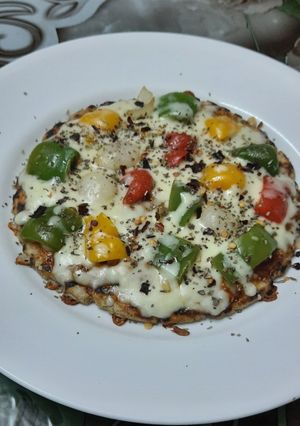મલ્ટી ગ્રેઈન ભાખરી પિઝા (multi grain bhakhri pizza recipe in Gujarati) રેસીપી મુખ્ય ફોટો