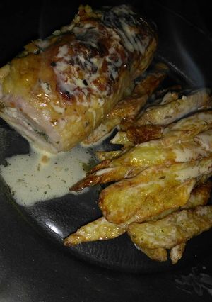 Una foto de Pollo con papas y anco frito bañados en crema