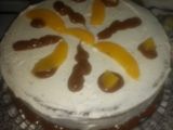 Torta de chocolate con crema y durazno