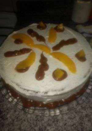 Una foto de Torta de chocolate con crema y durazno