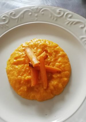 Une photo de Purée de potiron, carottes et lait de coco accompagnée de frites de carottes