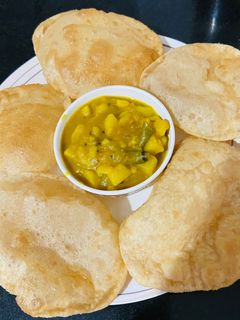 मैदे की पूरी(maida ki poori recipe in hindi) रेसिपी मुख्य फोटो