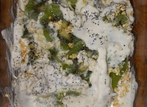Una foto de Yogurt con avena, kiwi y semillas de amapola
