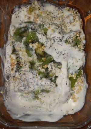 Una foto de Yogurt con avena, kiwi y semillas de amapola