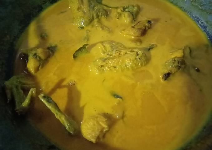 Gulai ayam khas padang